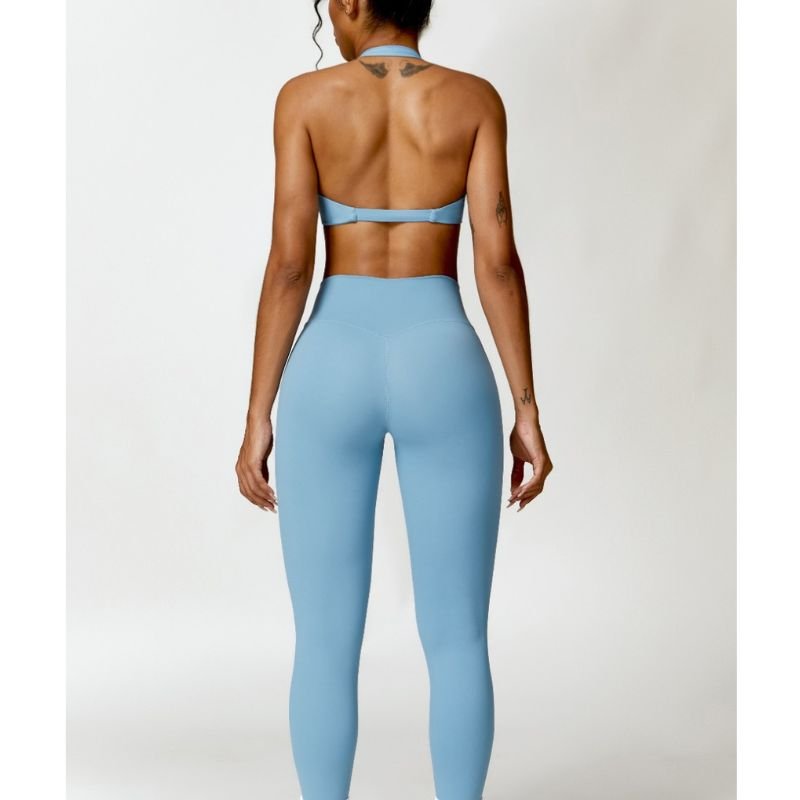 strece-blu-stil-i-thjeshte-per-cdo-dite Streçe blu elastike, pamje anësore e modeles në ecje